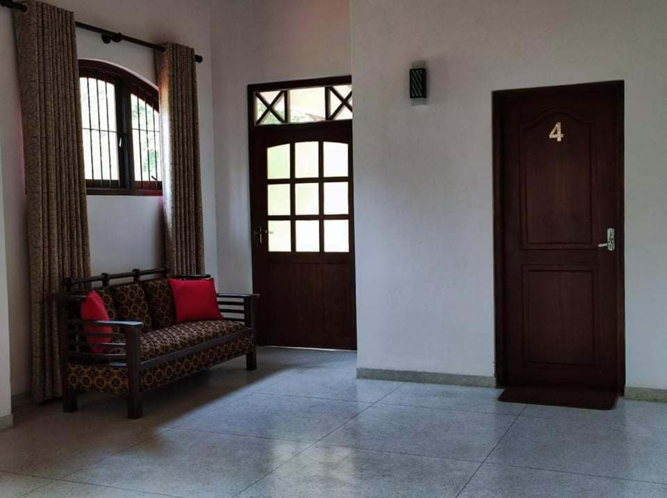 Visu Villa Hotel Habarana Exteriör bild