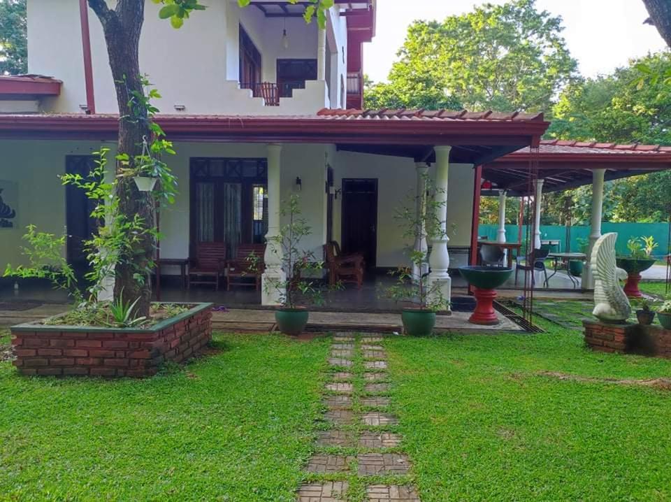 Visu Villa Hotel Habarana Exteriör bild